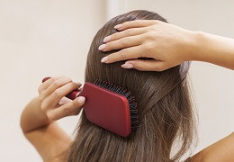 W jaki sposób naturalne wcierki poprawiają kondycję włosów?